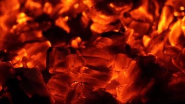 Alevler ve ateşli kömürleri