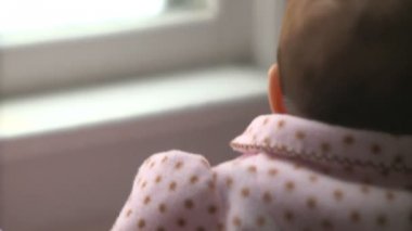omuz bebek erkek üzerinde