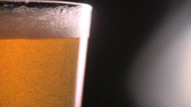 Bira bira bardağına dökülür varlık