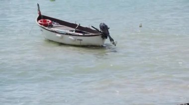 Denizdeki tekne.
