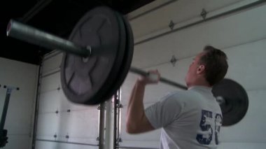 Bir çapraz-fit türü spor salonunda emekçilerin