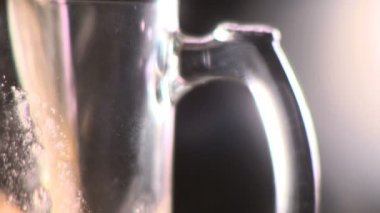 Bira bira bardağına dökülür varlık