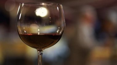 Bir restoranda bir bardak şarap.