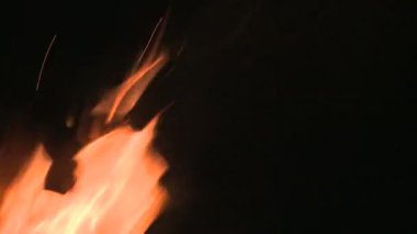 alevler dans çerçeve arasında