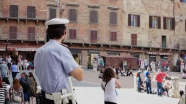 Polis memuru Siena