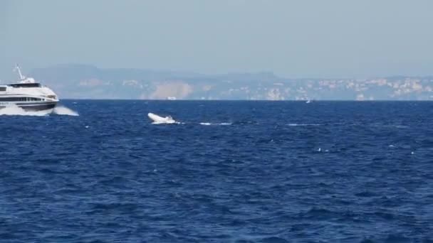 Veerboot die aankomen in Sorrento — Stockvideo