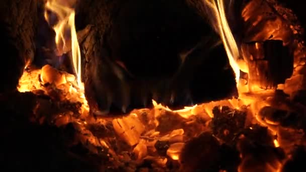 Flammen und feurige Kohlen — Stockvideo