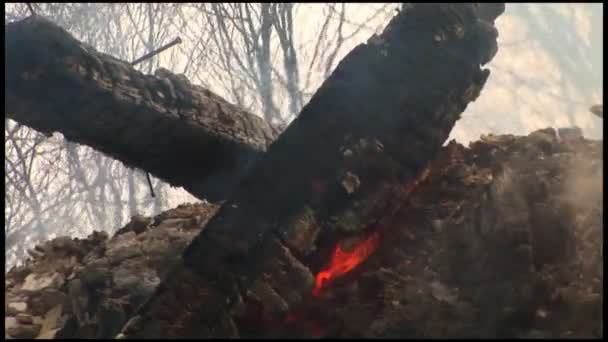 Uma casa é completamente destruída pelo fogo — Vídeo de Stock