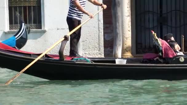 Gondeln in Venedig — Stockvideo