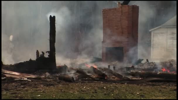 Een huis is volledig verwoest door brand — Stockvideo