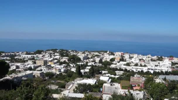 Uitzicht vanaf de Mount Solaro op het eiland van Capri — Stockvideo