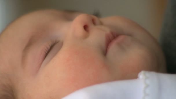 Kız bebek uyku — Stok video