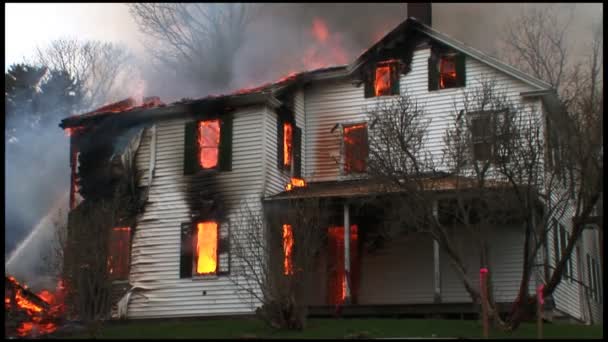 Una casa è completamente distrutta dal fuoco — Video Stock