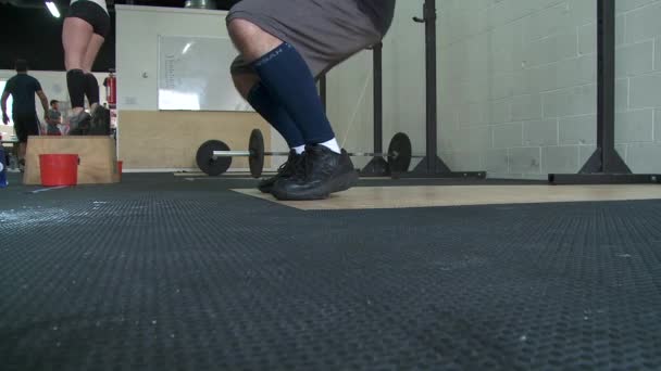 Gente haciendo ejercicio en un gimnasio tipo cross-fit — Vídeo de stock