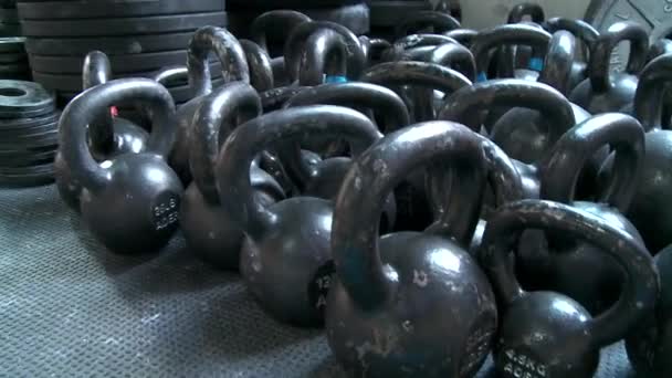 Persone che lavorano in una palestra di tipo cross-fit — Video Stock