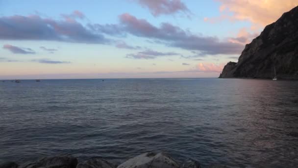 A Monterosso tengerparti jelenetek — Stock videók