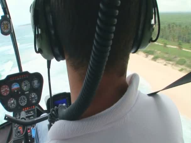 Ein Hubschrauber im Flug — Stockvideo