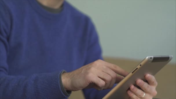 Homem que utiliza dispositivos electrónicos — Vídeo de Stock