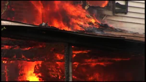 Una casa está completamente destruida por el fuego — Vídeo de stock