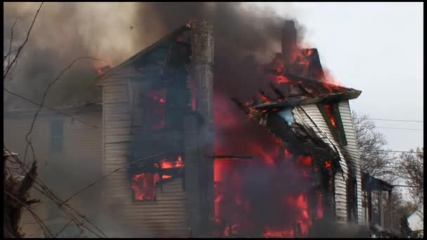 Una casa è completamente distrutta dal fuoco — Video Stock