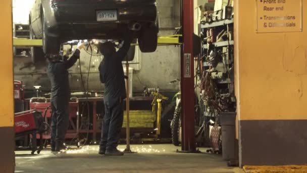 Soudage sur une voiture dans un garage — Video