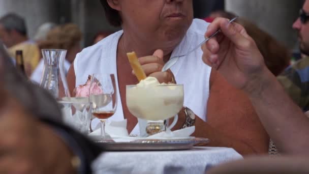 Gente comiendo en Venecia — Vídeo de stock