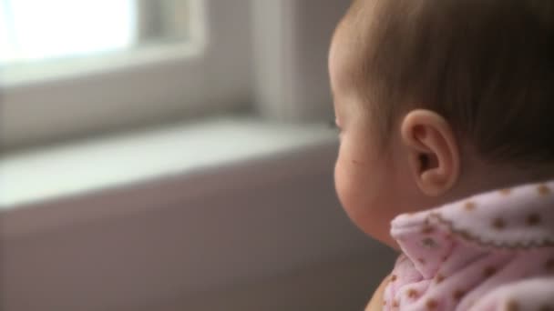 Profiel babymeisje op zoek — Stockvideo