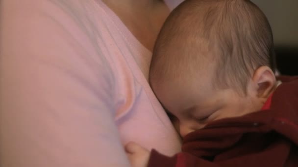 Мать держит спящего младенца — стоковое видео