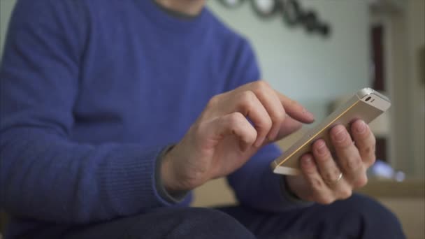 Hombre usando dispositivos electrónicos — Vídeo de stock