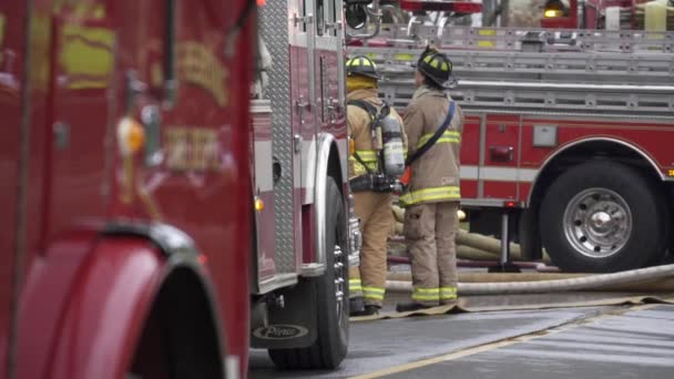 Feuerwehrleute am Ort eines Hausbrandes — Stockvideo
