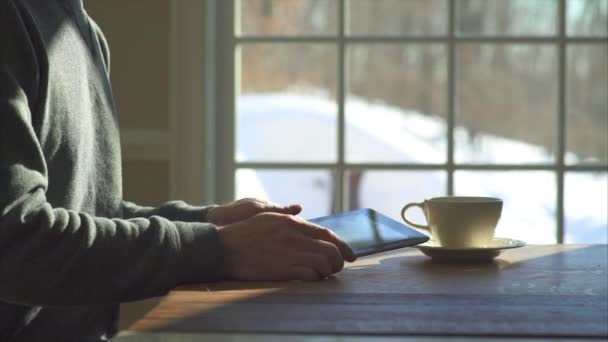 Homem que utiliza dispositivos electrónicos — Vídeo de Stock