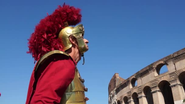 Romeinse soldaat in de buurt van Colosseum in Rome — Stockvideo