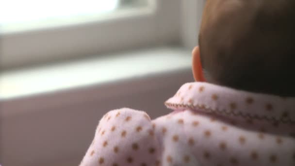 Sobre hombro bebé hembra — Vídeos de Stock