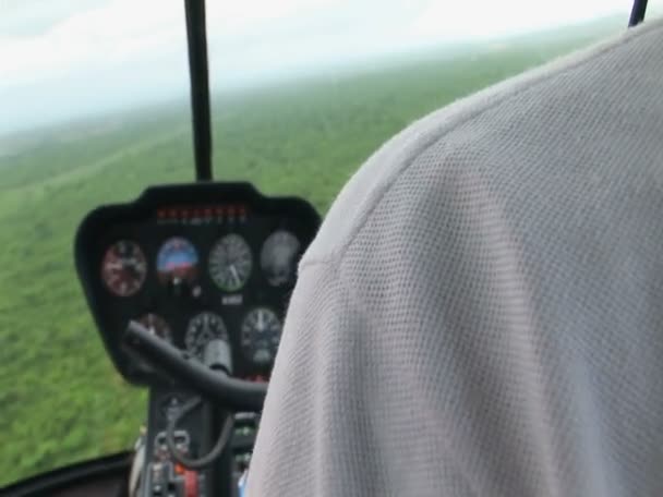 En helikopter i flyg — Stockvideo