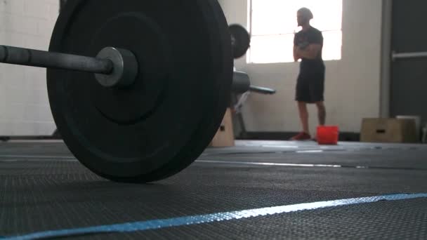 Gente haciendo ejercicio en un gimnasio tipo cross-fit — Vídeos de Stock