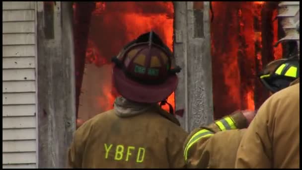 Ein Haus wird durch Feuer komplett zerstört — Stockvideo