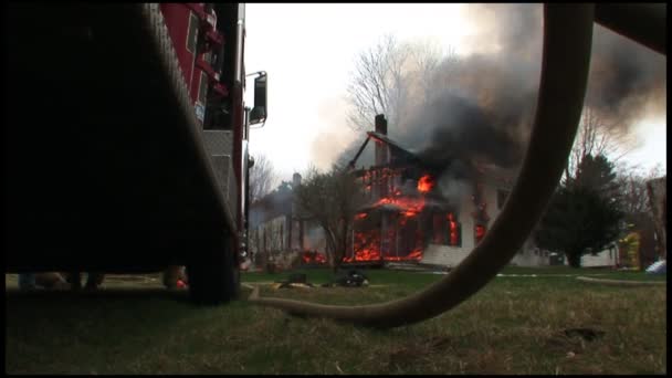 Ein Haus wird durch Feuer komplett zerstört — Stockvideo