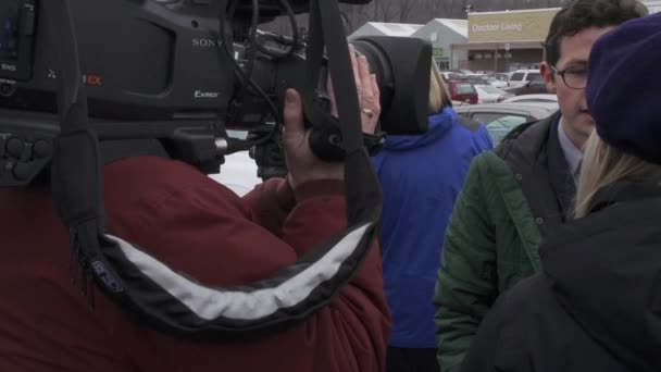 Reporter interviewen Menschen über Eilmeldungen — Stockvideo