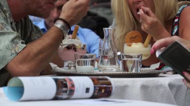 Venedik'te yeme insanlar — Stok video