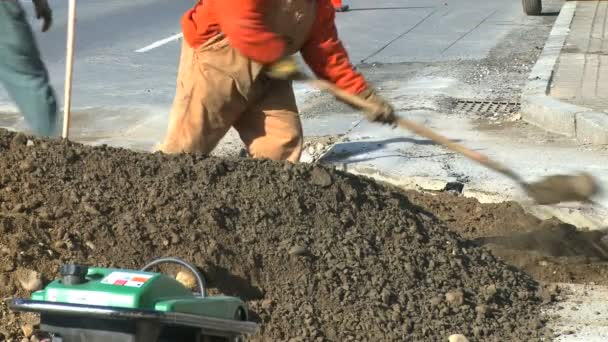 Мужчины используют лопаты и энергетическое оборудование на строительной площадке — стоковое видео