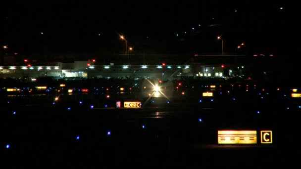 Маленький самолет приземляется в аэропорту — стоковое видео