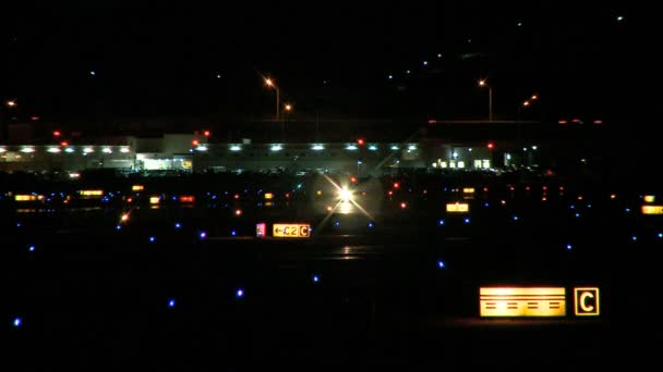 Un petit avion atterrit à un aéroport — Video