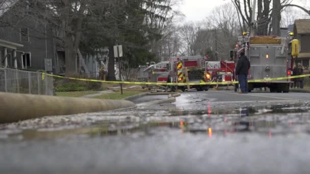 Les pompiers éteignent une maison en feu — Video