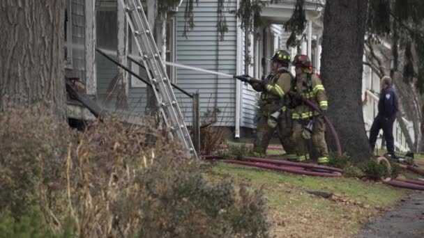 Brandmän släcka en brinnande hus — Stockvideo