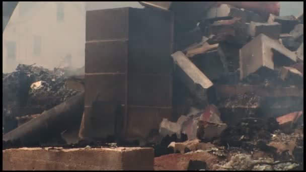 Uma casa é completamente destruída pelo fogo — Vídeo de Stock