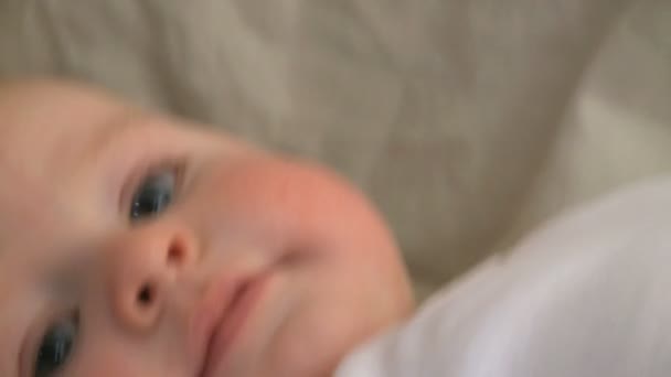 Infant manliga 6 månader gammal 9 18 — Stockvideo