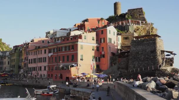 Vernazza θέα στην πόλη — Αρχείο Βίντεο