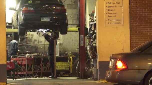 Soldagem em um carro em uma garagem — Vídeo de Stock