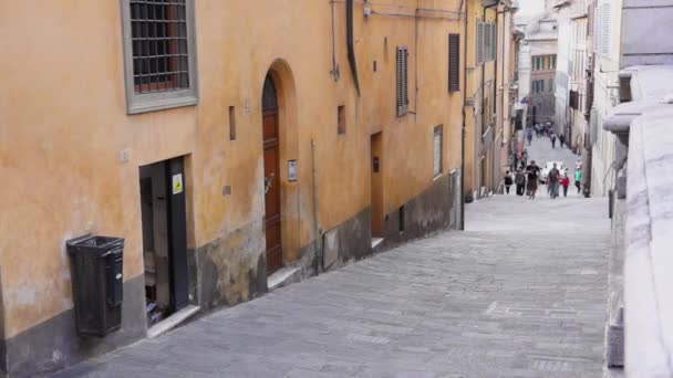 Människor som vandrar i Siena — Stockvideo