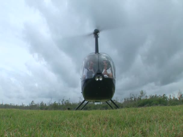 Un helicóptero en vuelo — Vídeo de stock